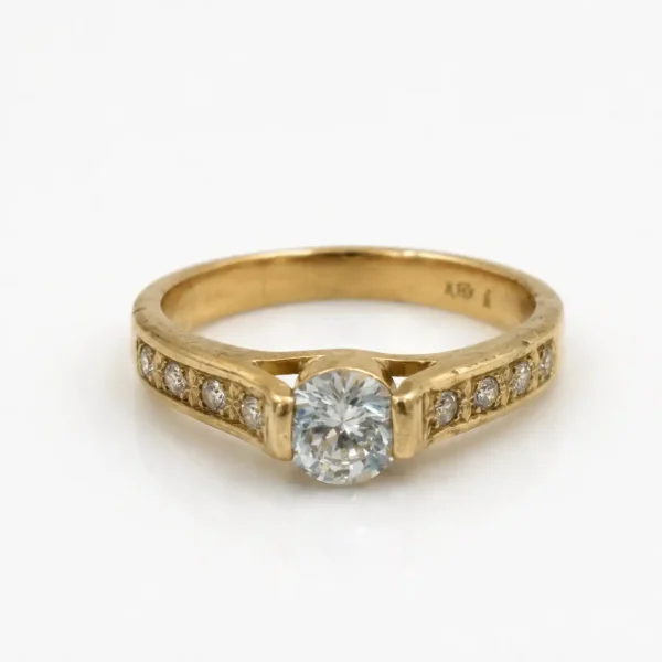Anillo de oro para mujer 18k diseño solitario con 9 circones transparentes