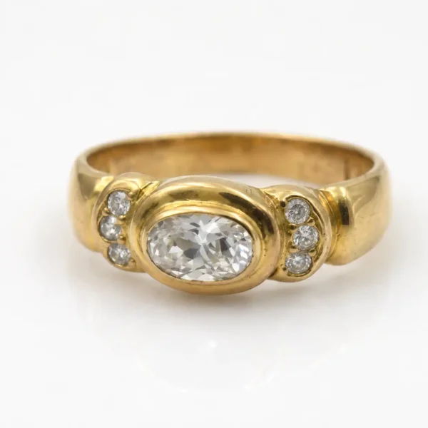 Anillo de oro para mujer 18k diseño solitario oval con 7 circones transparentes