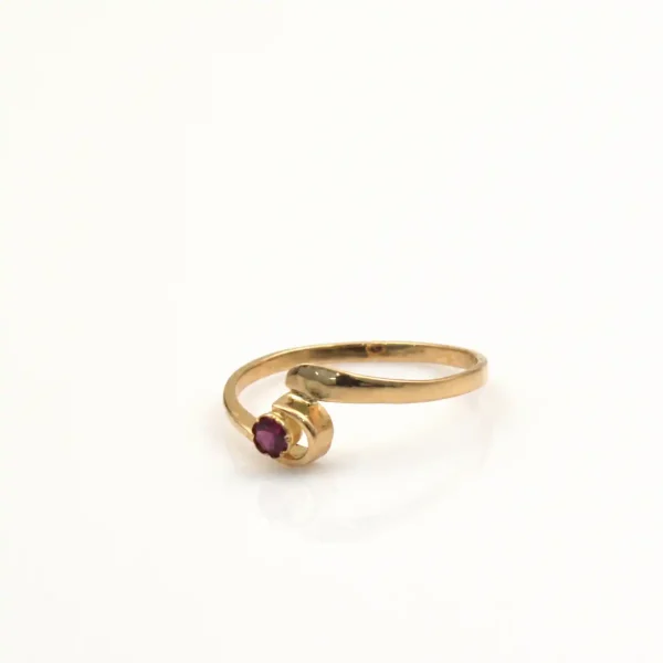 Anillo de oro para mujer 18k diseño solitario cruzado con 1 circón morado