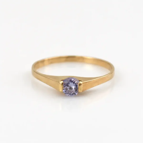 Anillo de oro para mujer 18k diseño solitario con 1 circón morado